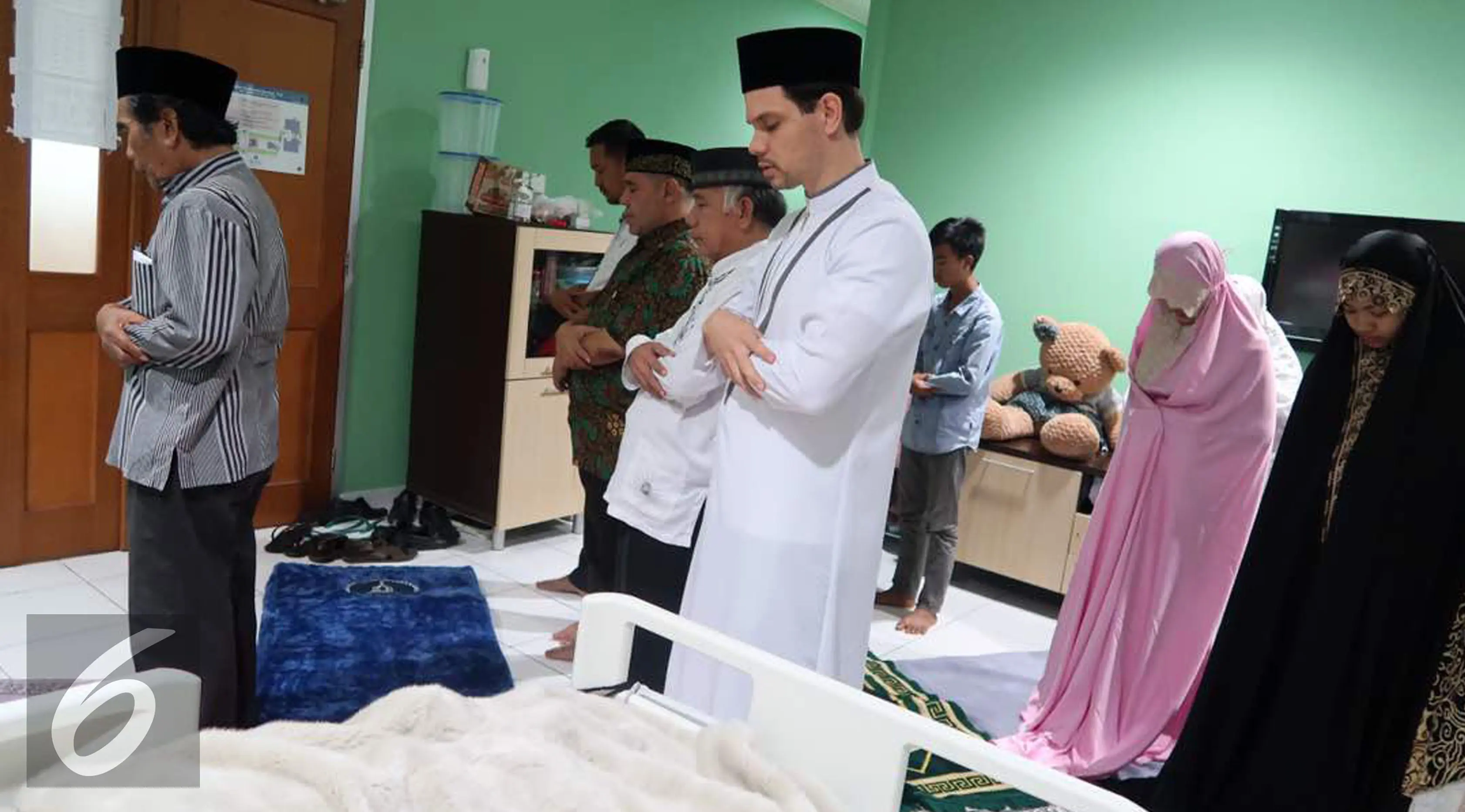 Suana pengajian dan doa bersama yang dilakukan keluarga di ruang perawatan Julia Perez di RSCM. (Surya Hadiansyah/Liputan6.com)