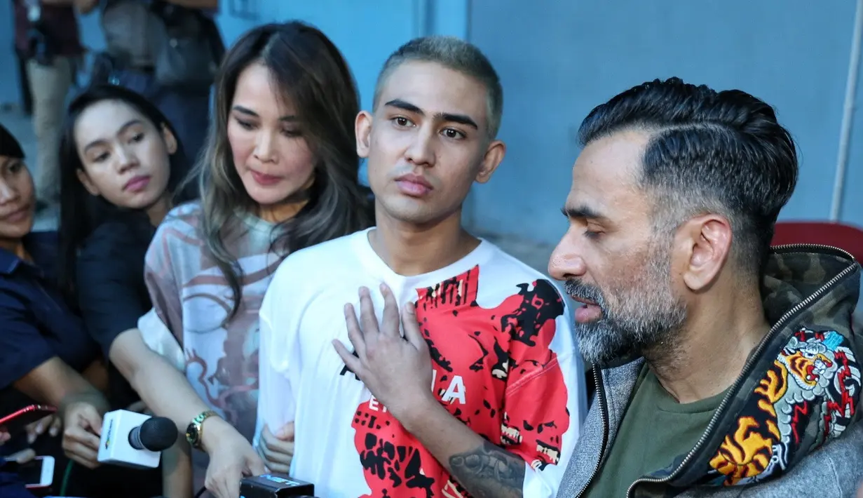 Axel Matthew, Jeremy Thomas dan Ina Thomas usai menghadiri salah satu acara televisi swasta di kawasan Tendean, Jakarta Selatan, Senin (20/11/2017). (Adrian Putra/Bintang.com)
