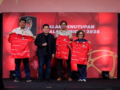 Ketua Umum PSSI, Erick Thohir (kedua kiri) berfoto bersama dengan Ketua Steering Committee (SC) Piala Presiden 2025, Maruarar Sirait (kiri), Programming Director SCM, Harsiwi Achmad (kanan), dan perwakilan PricewaterhouseCoopers (PwC) sambil memegang jersey Timnas Indonesia bertanda tangan pelatih baru John Herdman dalam acara Malam Penutupan Piala Presiden 2025 di Studio 8 SCTV Tower, Senayan City, Minggu (12/04/2026) malam WIB. (Bola.com/Bagaskara Lazuardi)