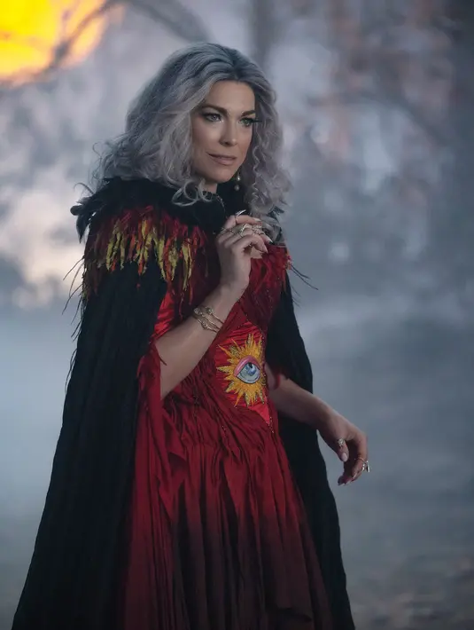 Gambar yang dirilis oleh Disney ini menunjukkan Hannah Waddingham sebagai The Witch di film Hocus Pocus 2. Para penyihir berencana untuk membalaskan dendam pada Salem yang telah membuat mereka terpenjara ratusan tahun. (Matt Kennedy/Disney via AP)