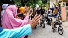 Menteri Pariwisata dan Ekonomi Kreatif Sandiaga Uno gowes keliling desa wisata Rejowinangun, Yogyakarta, Jumat (08/10/2021). Rejowinangun yang ditetapkan dalam 50 desa wisata sudah mendapatkan sertifikat Cleanliness, Health, Safety and Environment Sustainability (CHSE). (Liputan6.com/HO/Parekraf)