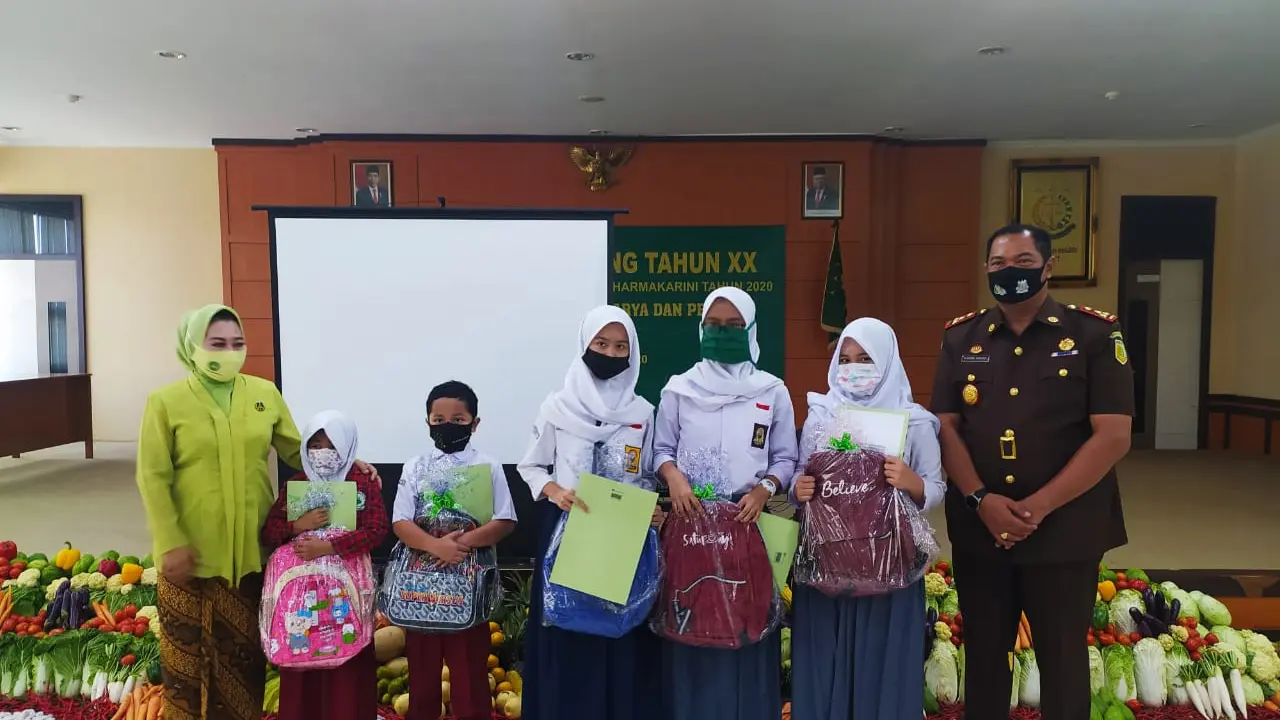Ketua IAD Kejaksaan Negeri Garut Ayun Ratna Setiohardini selepas menyerahkan bantuan santunan pendidikan siswa berprestasi dalam rangkaian HUT Kejaksaan R ke-60 di Garut.