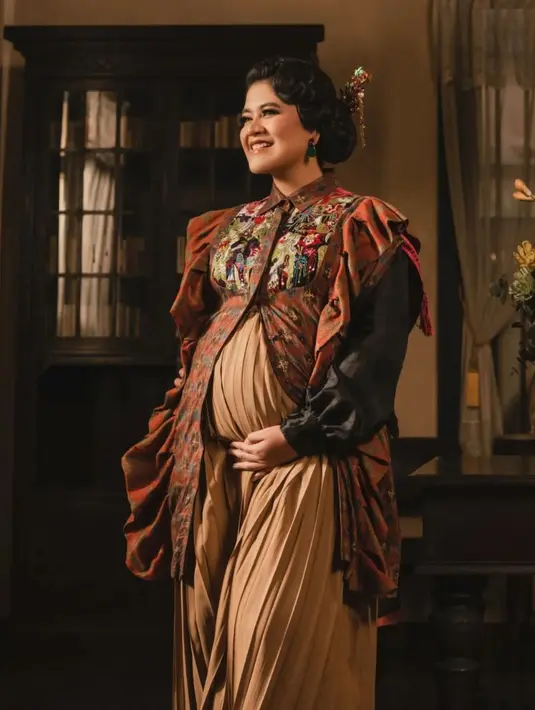 Kahiyang Ayu di kehamilan anak ketiganya. Tampil memesona dengan baju rancangan Mel Ahyar, Kahiyang tampil beda di foto ini. [Foto: Instagram/ayanggkahiyang]