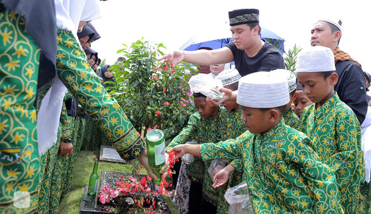 Presenter dan pemeran itu tidak sendiri. Billy datang bersama orangtua dan mengajak puluhan anak yatim untuk mendoakan Olga yang telah meninggal beberapa tahun lalu. (Deki Prayoga/Bintang.com)