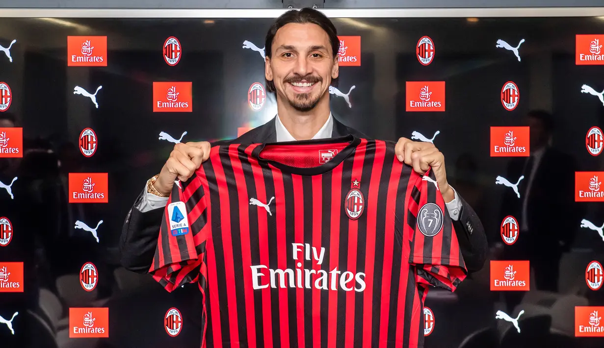 Zlatan Ibrahimovic memegang jersey AC Milan saat berfoto di markas AC Milan, Italia, Kamis (2/1/2020). Setelah lolos tes medis, Ibrahimovic langsung teken kontrak dan diperkenalkan sebagai pemain baru AC Milan. (Claudio Furlan/LaPresse via AP)