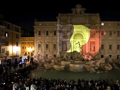 Air Mancur Trevi Fountain disinari dengan warna bendera Belgia (hitam, kuning, dan merah), di Roma, Italia, Selasa (22/3). Hal itu sebagai bentuk penghormatan terhadap korban serangan bom Brussels. (REUTERS/Stefano Rellandini)