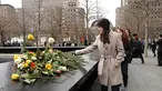 Orang-orang menaruh bunga mawar dalam peringatan 25 tahun serangan bom truk di WTC, New York City, Amerika Serikat, Senin (26/2). Serangan bom truk terjadi pada 26 Februari 1993. (Spencer Platt/Getty Images/AFP)