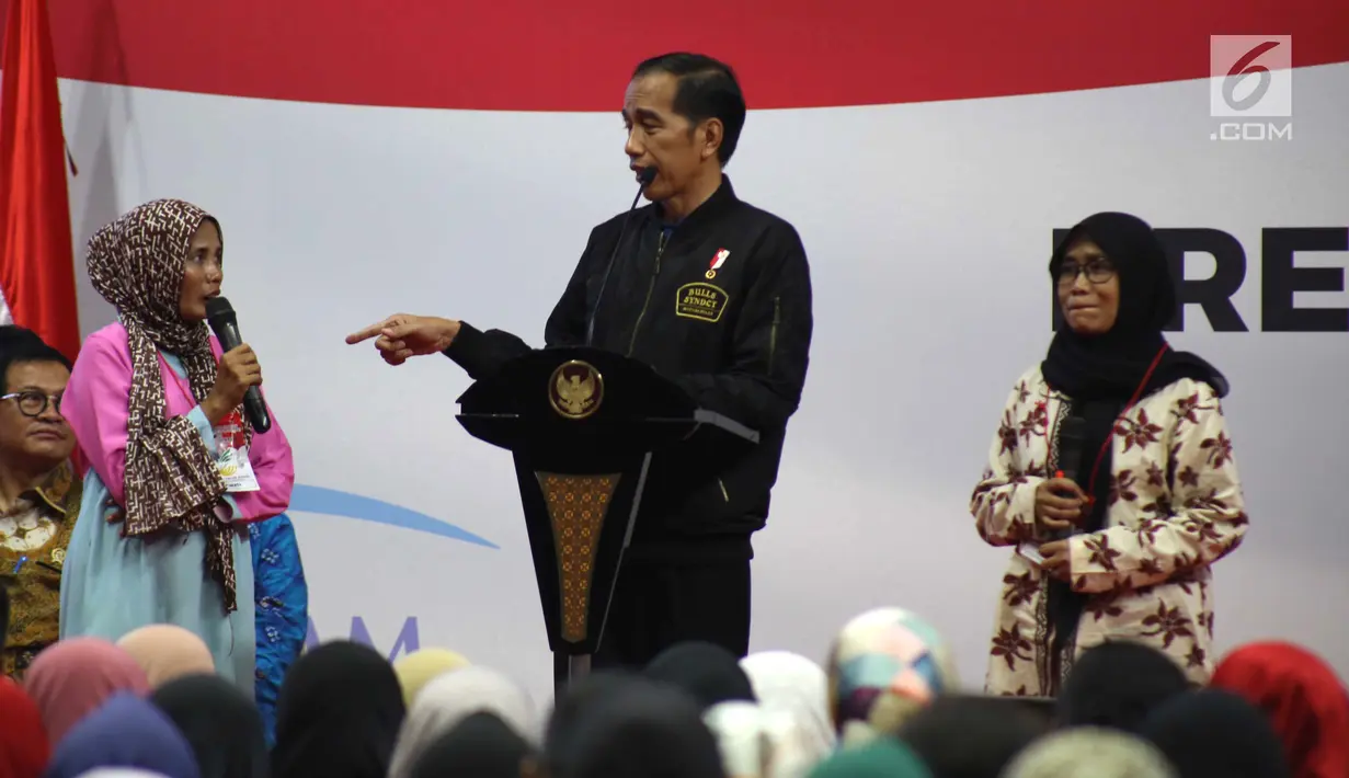 Presiden Joko Widodo berbincang dengan warga saat menghadiri sosialisasi Bansos Program Keluarga Harapan (PKH) Tahun 2019 di Gelanggang Remaja, Jakarta, Senin (3/12). Jokowi juga akan menaikkan dana PKH dua kali lipat. (Liputan6 com/Angga Yuniar)