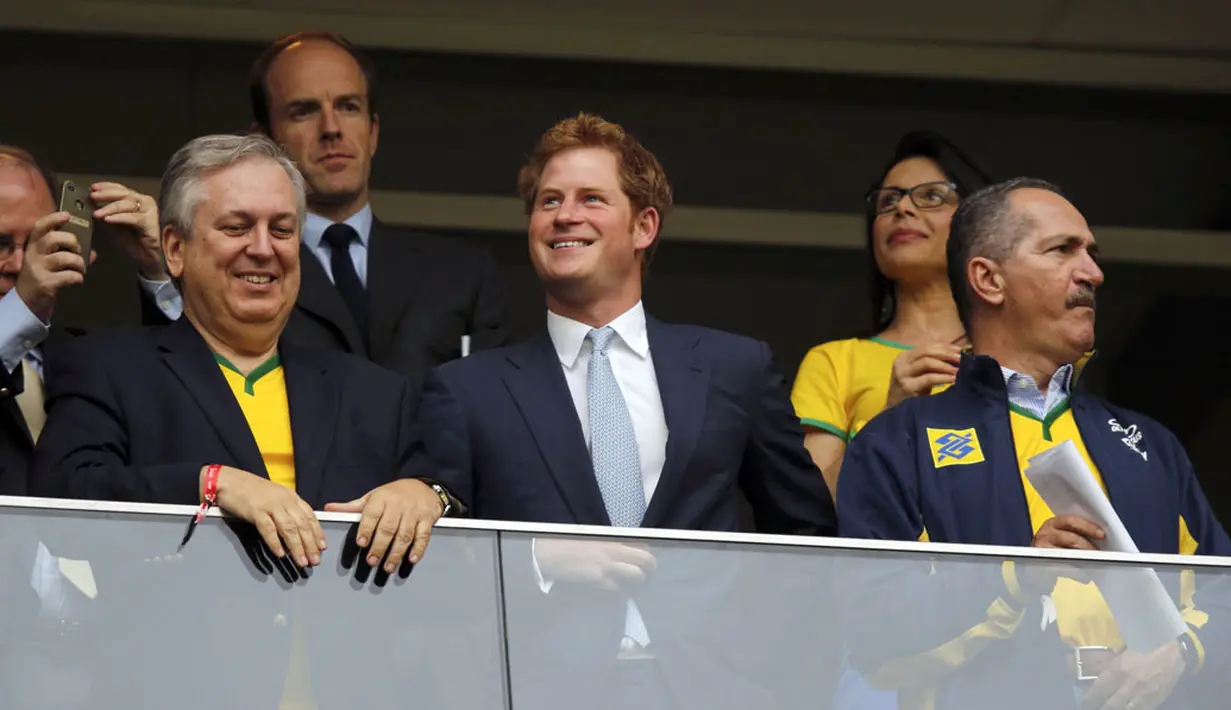 Pangeran Harry dari Inggris menyaksikan langsung laga Brasil vs Kamerun di Stadion Nasional Brasil, (24/6/2014). (REUTERS/Ueslei Marcelino)