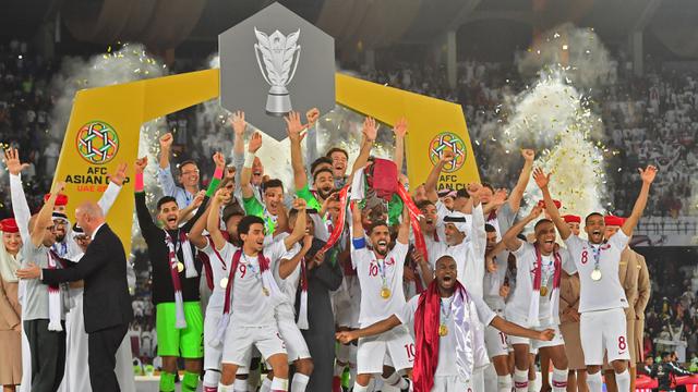 Para pemain Qatar merayakan gelar juara Piala Asia 2019 usai mengalahkan Jepang pada laga final. (AFP/Giuseppe Cacace)