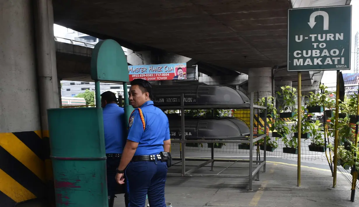 Petugas mengantre menggunakan toilet umum di sepanjang jalan utama di Manila, Filipina, (24/11). Tidak seperti umumnya, toilet di Filipina ini dibangun di bawah jembatan dan berada di tempat terbuka. (AFP Photo/Ted Aljibe)