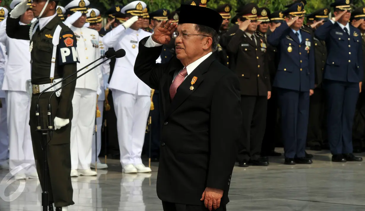 Wapres Jusuf Kalla memberi hormat saat memimpin upacara peringatan Hari Pahlawan di Taman Makam Pahlawan Kalibata, Jakarta, Selasa (10/11). Upacara peringatan Hari Pahlawan tersebut rutin dilakukan setiap 10 November. (Liputan6.com/Johan Tallo)