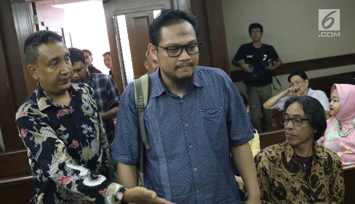 Terdakwa kasus suap yang juga Panitera Pengadilan Negeri Medan, Helpandi bersiap menjalani sidang pembacaan putusan di Pengadilan Tipikor, Jakarta, Kamis (4/4). Helpandi dinyatakan bersalah dan dihukum 7 tahun penjara dan denda Rp 300 juta. (Liputan6.com/Helmi Fithriansyah)