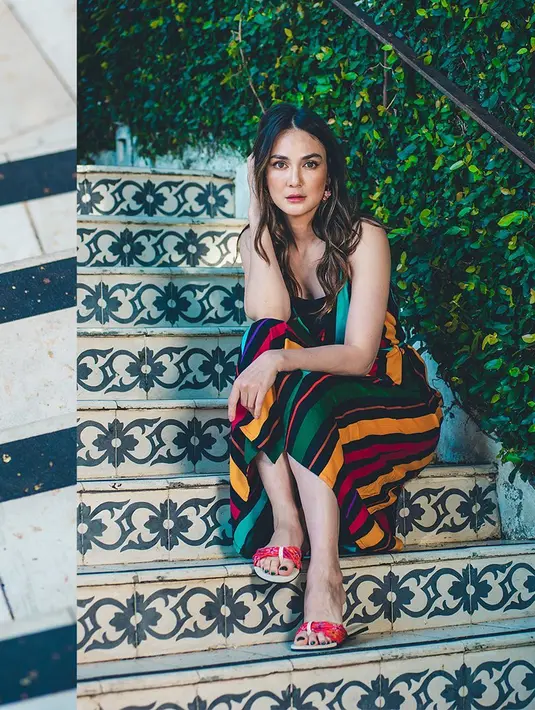 "Terus temen nyokap gue ngirim anaknya ke India. Sebenernya sekolah itu adalah sekolah bagus sekali di India. Cuma gak ada apa-apa, gak ada mal gak ada apa-apa," jelas Luna. (Instagram/lunamaya)