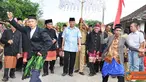 Citizen6, Tulang Bawang: Bupati Tulang Bawang Barat Bachtiar Basri disambut secara adat oleh warga Kampung Gunung Katun pada acara Peresmian Pemuda-Pemudi Gunung Katun. (Pengirim: Jerry Hasan)  