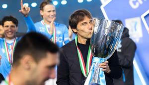 Kemenangan ini tidak hanya menambah koleksi trofi Piala Super Italia di lemari klub, tetapi juga menjadi penegasan atas loyalitas para pemain terhadap sang pelatih, Antonio Conte. Tampak dalam foto, pelatih Napoli asal Italia, Antonio Conte, memegang trofi setelah pertandingan final Piala Super Italia melawan Bologna di Stadion King Al-Awwal Park, Riyadh pada Senin 22 Desember 2025 malam waktu setempat. (Fayez NURELDINE/AFP)