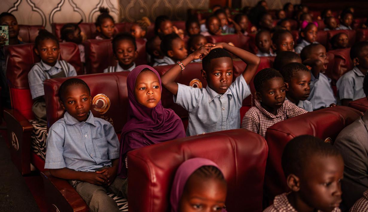 Anak-anak dari berbagai sekolah komunitas di pemukiman informal Nairobi menyaksikan pementasan 'Nutcracker' di Teater Nasional Kenya di Nairobi pada tanggal 2 Desember 2023. (LUIS TATO/AFP)