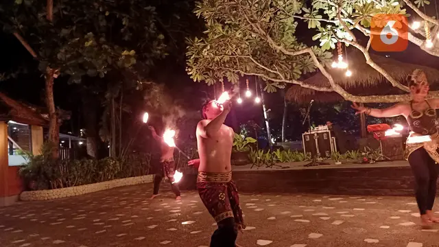 Tarian Api Penutup Malam Minggu di Nusa Dua Bali