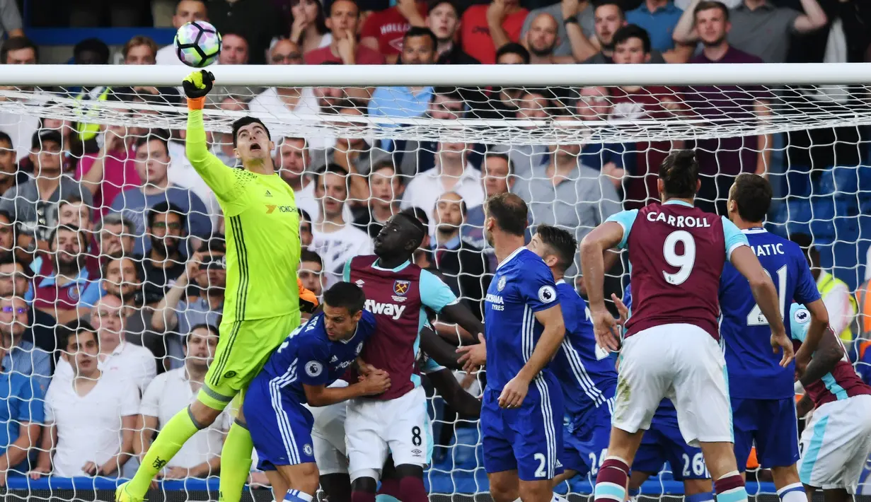 Penjaga gawang Chelsea, Thibaut Courtois melakukan penyelamatan di laga Liga Primer Inggris melawan West Ham United di Stadion Stamford Bridge, London, Senin (15/8). Chelsea menang 2-1 di laga perdananya. (REUTERS/ Tony O'Brien)