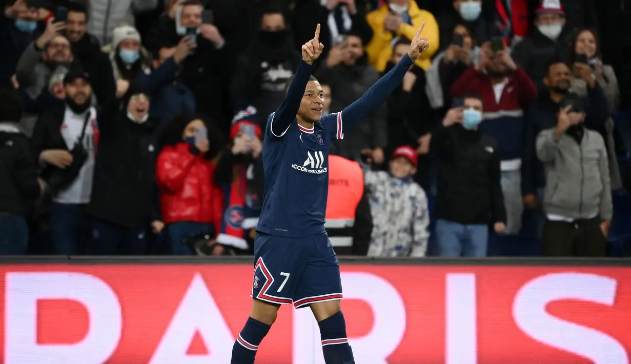 Di babak kedua, giliran PSG yang mampu unggul cepat atas Saint-Etienne. Melalui skema permainan satu dua, Messi kembali memberikan umpan yang berbuah gol sepakan jarak dekat Mbappe pada menit ke-47. (AFP/Franck Fife)