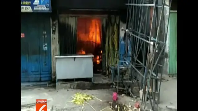Sebuah ruko kedai kopi di Medan, Sumatra Barat, dilalap api saat ditinggal pemilik ke pasar.