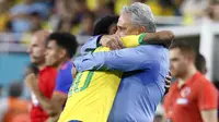 Penyerang Brasil, Neymar Jr memeluk pelatih Tite usai mencetak gol ke gawang Kolombia selama laga uji coba di Hard Rock Stadium, Florida (7/9/2019). Gol neymar pada menit ke-58 ini menjadi penyelamat Brasil. (AFP Photo/Rhona Wise)