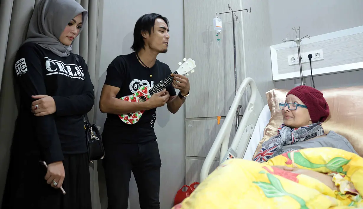 Charlie mengaku mengenal Yana lewat berbagai judul sinetron yang diperankannya dan lewat media ia mengetahui kondisi sakit yang diderita Yana saat ini. Harapan dan doa diucapkan Charlie untuk kesembuhan Yana Zein. (Deki Prayoga/Bintang.com)