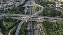 Foto udara lalu lintas kendaraan saat melintas di ruas Tol Jagorawi, Kampung Rambutan, Jakarta Timur, Selasa (20/12/2022). PT Jasa Marga (Persero) Tbk mencatat sebanyak 291.451 kendaraan meninggalkan wilayah Jakarta, Bogor, Tangerang, Bekasi (Jabotabek) pada H-7 sampai H-6 Hari Raya Natal 2022. (merdeka.com/Iqbal S. Nugroho)