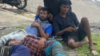 Pengungsi Rohingya yang tidur-tiduran di trotoar Jalan Jenderal Sudirman Pekanbaru. (Liputan6.com/M Syukur)