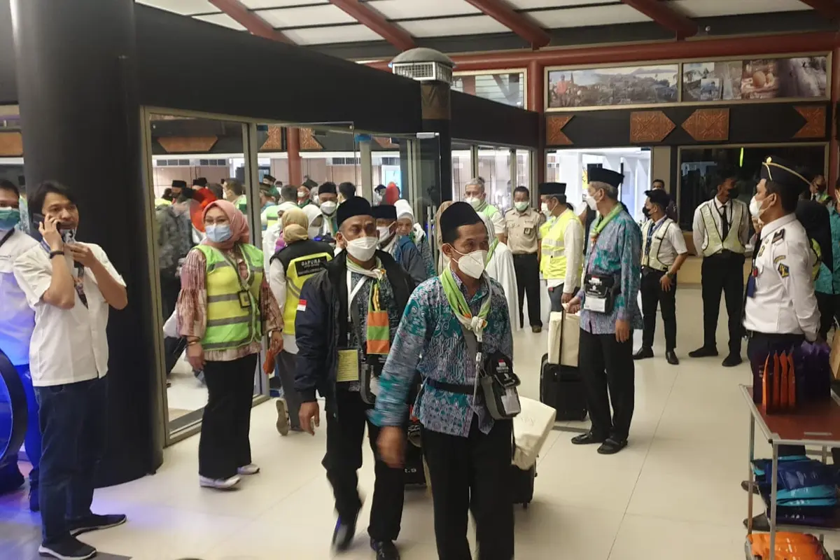 Sebanyak 393 jamaah haji diterbangkan pagi ini menggunakan pesawat Garuda Indonesia dari Bandara Internasional Soekarno Hatta (Soetta), Sabtu (4/6/2022)
