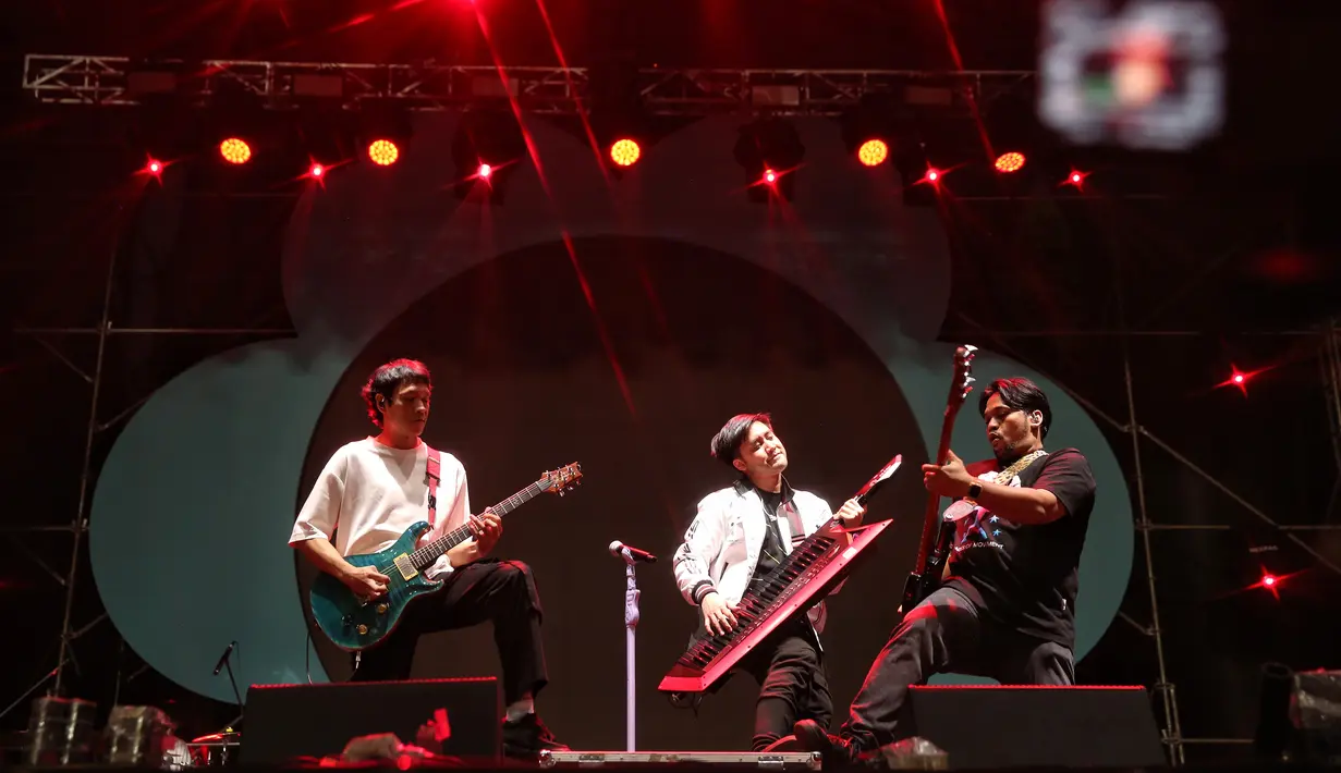 Penampilan Vierratale di panggung Social Chic 2024, Minggu (4/8). [Foto: Adrian Putra/Fimela]