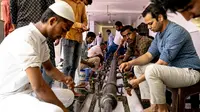 Umat muslim sedang menunaikan ibadah wudhu untuk sholat berjamaah (Credit: Pexels)