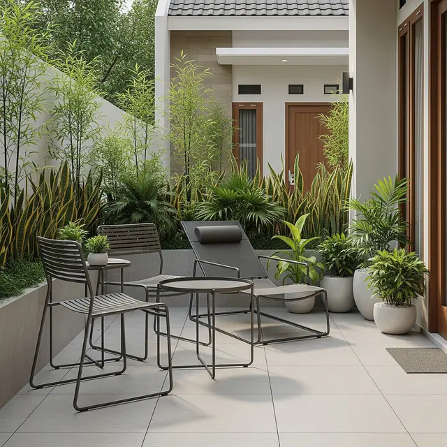 Ide Teras Rumah Kecil dengan Kursi Santai & Tanaman Hias