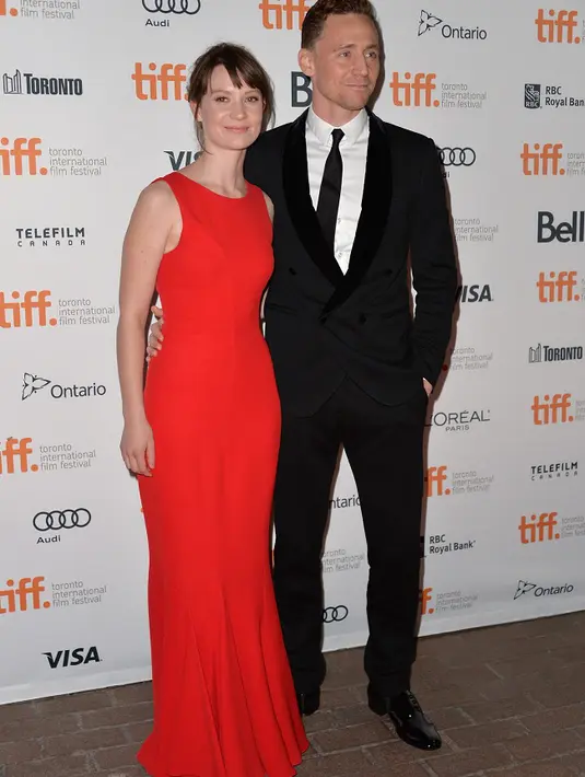 'Film Crimson Peak di situ kisah cinta dimulai dan keluar dari seksualitas. Jadi saya baik-baik saja dengan adegan itu,' ucap Tom Hiddleston dikutip MTV. (AFP/Bintang.com)