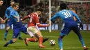 Gelandang Nottingham Forest, Matty Cash, berusaha melewati pemain Arsenal pada laga Piala FA di Stadion City Ground, Minggu (7/1/2018). Arsenal takluk 2-4 dari Nottingham Forest. (AFP/Oli Scarff)