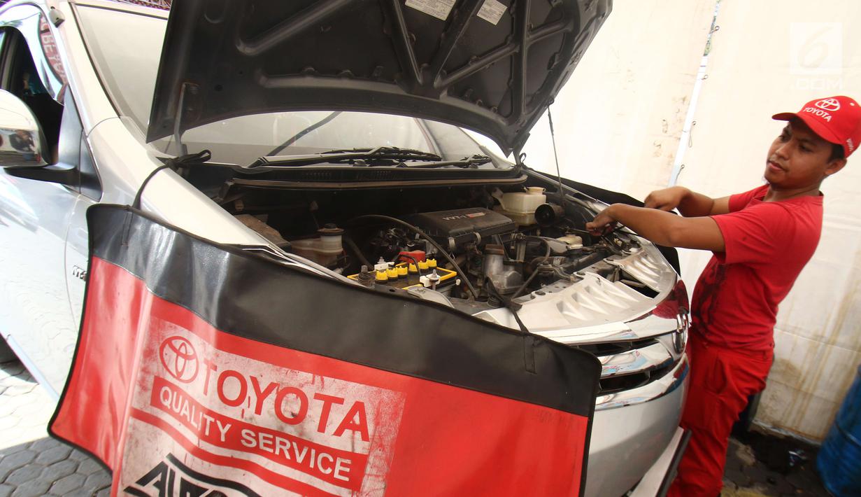 Aktivitas pemeriksaan kendaraan di rest area 57 km, Karawang, Jawa Barat, Kamis (29/6). Salah Satu Retail kendaraan Menjamin kenyamanan pelanggan yang melakukan servis akan mendapat diskon jasa hingga 25 persen. (Liputan6.com/Helmi Afandi)