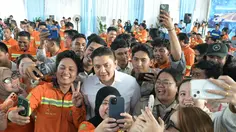 Diserbu Karyawan Buat Foto, Seskab Teddy Nyaris Ditinggal Rombongan Prabowo