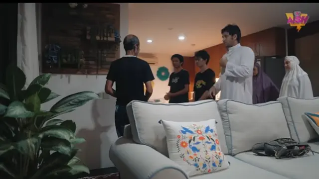 6 Momen Ammar dan Irish Bella Tarawih Bareng di Hari Pertama Ramadhan, Syahdu