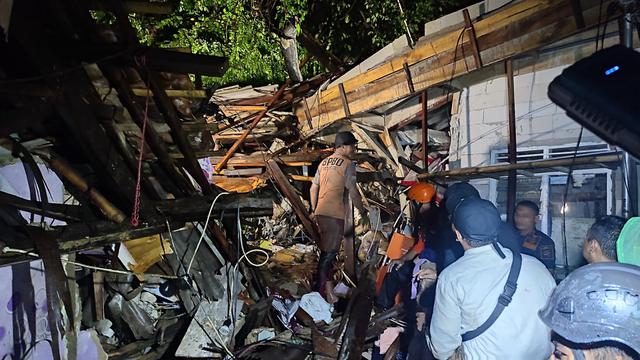 Dua rumah di Gang Bajo, Kelurahan Kebon Kelapa, Kecamatan Bogor Tengah, Kota Bogor rusak tertimpa longsor.