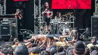Band Metal asal Bandung, Burgerkill saat tampil dalam festival metal "Hammersonic 2017" di Ecopark Ancol, Jakarta, Minggu (7/5). Hajatan musik bagi para metalheads ini akan ditutup oleh penampilan Megadeath. (Liputan6.com/Gempur M. Surya)
