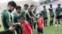 Pemain Timnas Indonesia berjumpa dengan anak-anak pasien kanker saat latihan di Stadion Wibawa Mukti, Jawa Barat, Senin (5/11). Pemusatan latihan Timnas ini merupakan persiapan jelang Piala AFF 2018. (Bola.com/M Iqbal Ichsan)