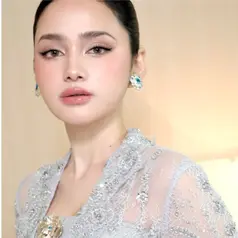 Gaya Syifa Hadju sukses menjadi pusat perhatian berkat pilihan kebaya dan baju adat Aceh yang anggun dan feminin di dua acara berbeda, mulai dari akad hingga resepsi.