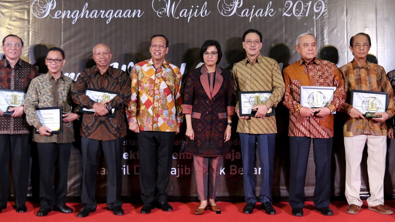 Menteri Keuangan RI Sri Mulyani Indrawati berfoto bersama pengusaha yang menerima penghargaan antara lain Eddy Sariatmadja, Rachmat Theodore Permadi, Arifin Panigoro, Alexander Tedja, Budi Purnomo Hadisurjo, dan Garibaldi Thohir di Jakarta,  Rabu (13/3).
