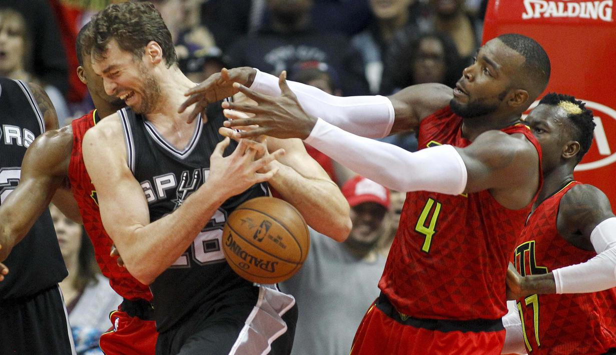 Pemain Atlanta Hawks, Paul Millsap (4) berebut bola dengan pemain Spurs, Pau Gasol (16) pada lanjutan NBA basketball game di Philips Arena, (01/01/2017). Atlanta menang 114-112. (Reuters/Brett Davis-USA TODAY Sports)