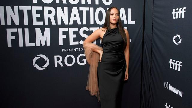 6 Gaya Elegan Serba Hitam Aurora Ribero dan Hana Malasan di Red Carpet TIFF 2024