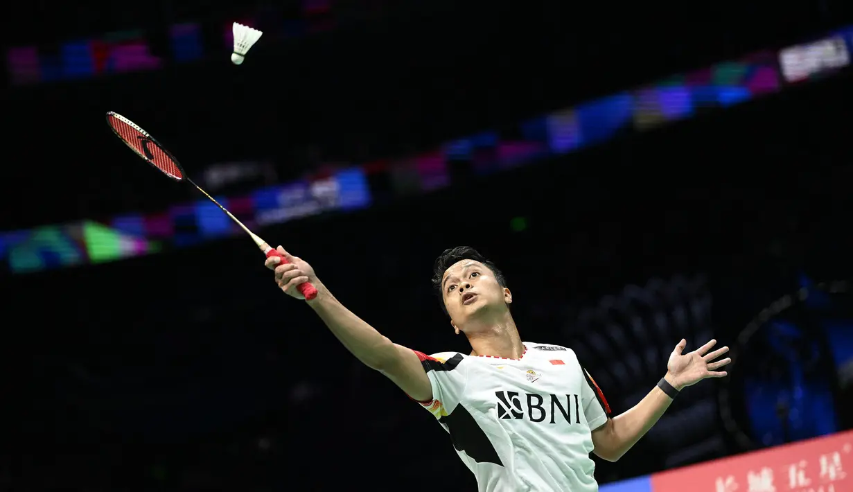 Laga pertama final Thomas Cup 2024 dibuka dengan pertandingan tunggal putra antara Anthony Sinisuka Ginting melawan Shi Yu Qi. (AFP/Wang Zhao)