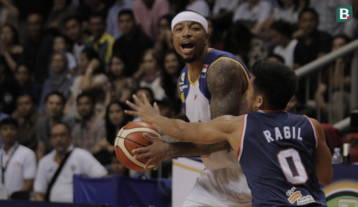 Pebasket Satria Muda, Johnson, melewati pebasket Pelita Jaya, Ragil, pada game pertama final IBL 2018 di Britama Arena, Jakarta, Kamis (19/4/2018). Satria Muda menang 73-63 atas Pelita Jaya. (Bola.com/M Iqbal Ichsan)