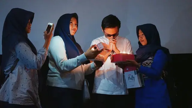 Terlibat Konflik, Ini 6 Potret Manis Aldy Maldini Bareng Penggemarnya