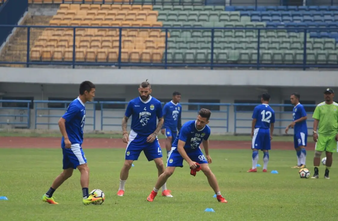 Pemain Persib Bandung tengah menjalani persiapan jelang laga PSM Makassar pada lanjutan Liga 1 2018, Rabu (23/5/2018). (Bola.com/Erwin Snaz)