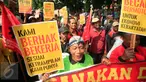 Pengemudi becak bermotor (bentor) melakukan orasi di depan Gedung DPRD DIY, Rabu (30/3/2016). Dalam aksinya, mereka menuntut hentikan razia bentor dan melegalkan moda transportasi tersebut. (Foto: Boy Harjanto)